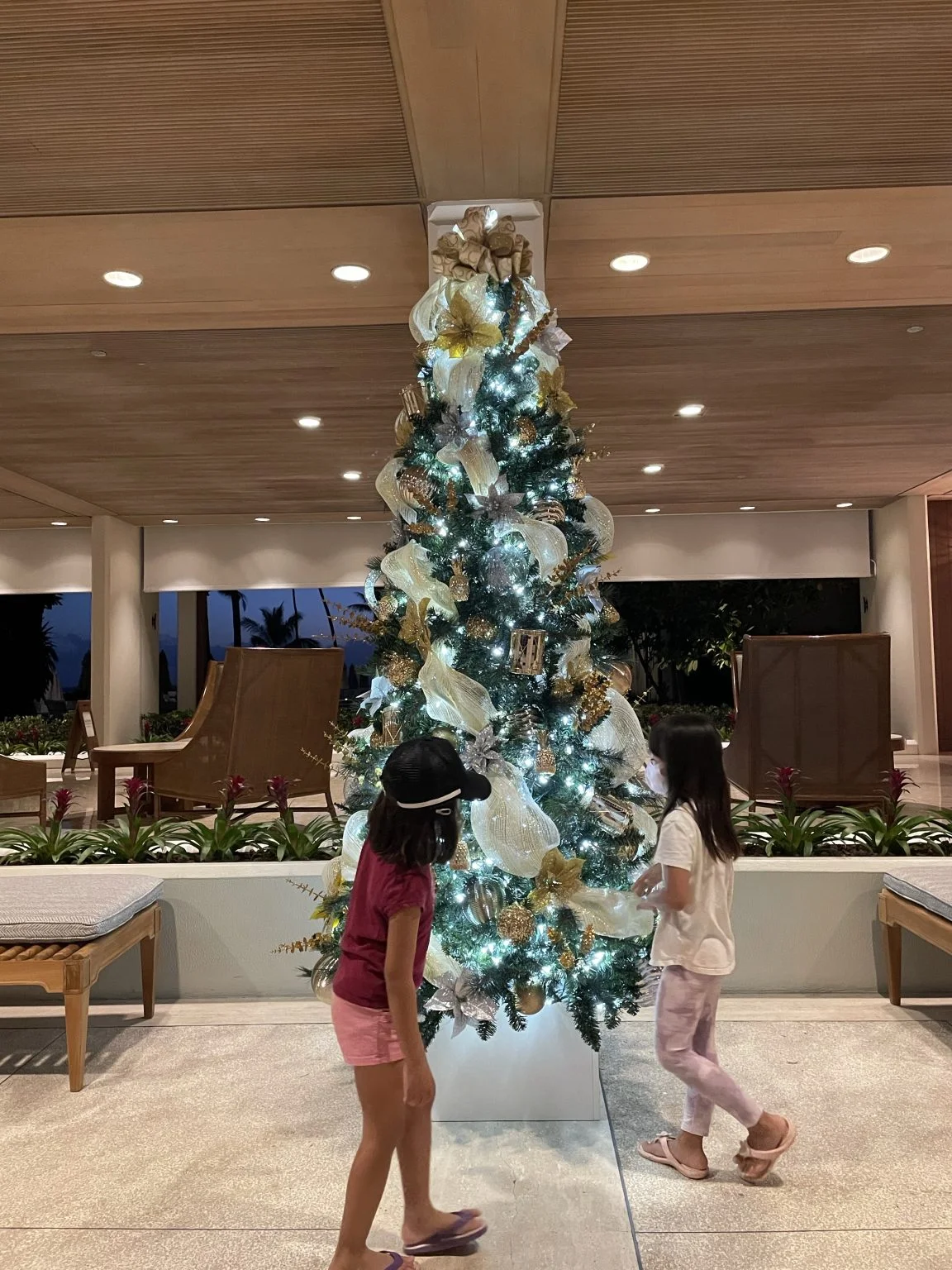 ハレクラニのロビーに飾られたクリスマスツリーと子どもたち