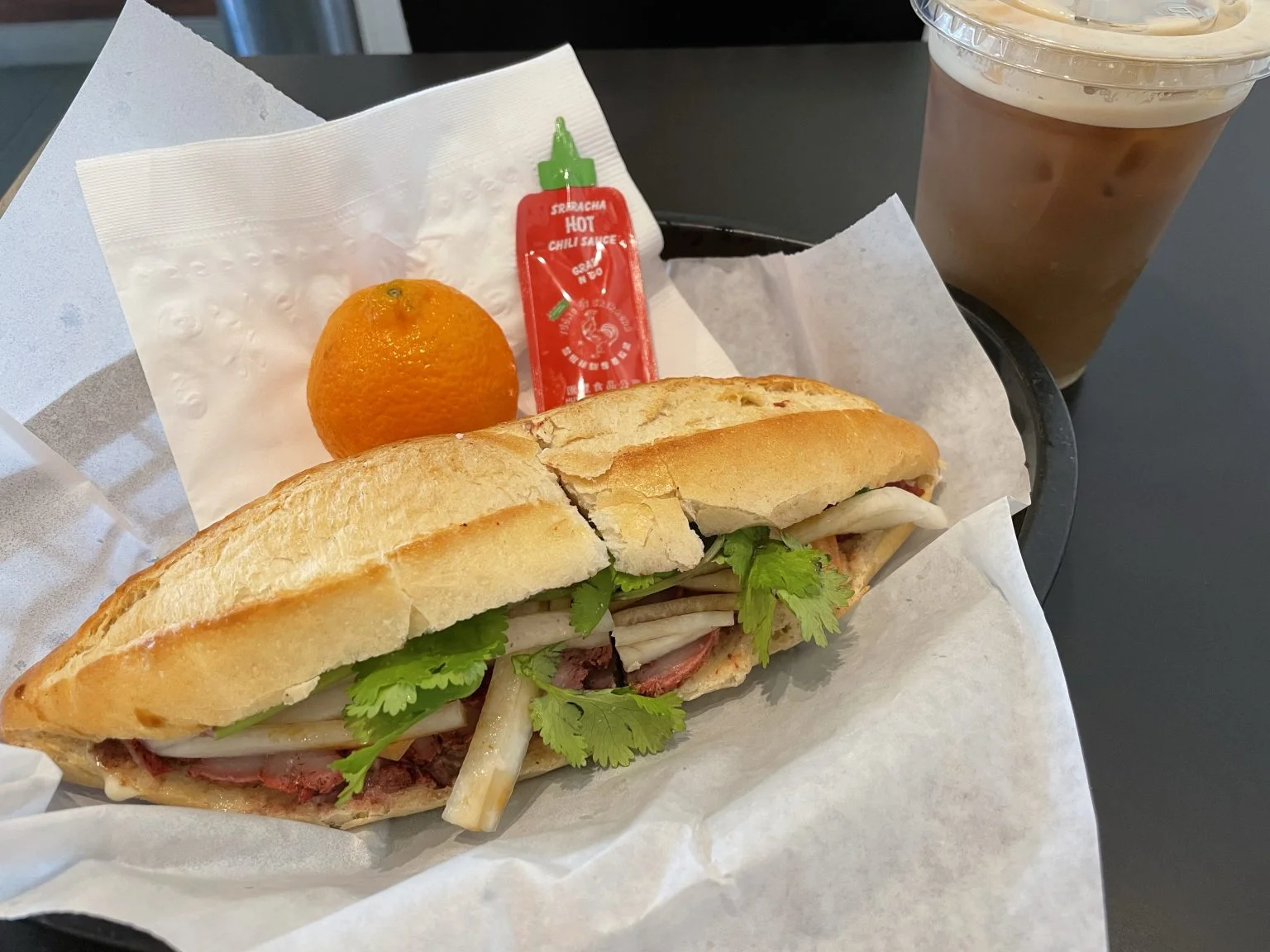 バインミーとみかん、アイスコーヒーのセット