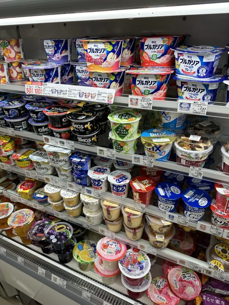 日本のコンビニのヨーグルトが並ぶ冷蔵棚