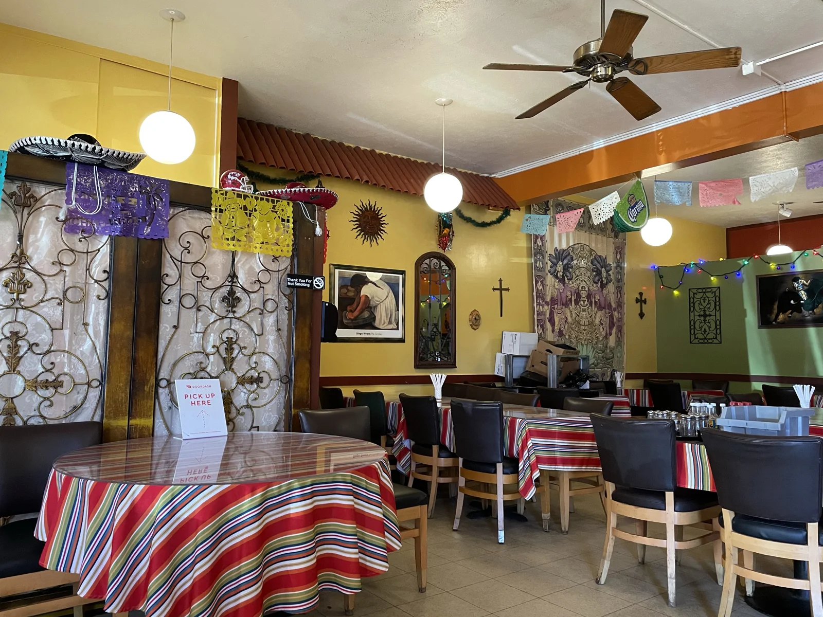 カラフルな装飾のメキシコ料理店の店内