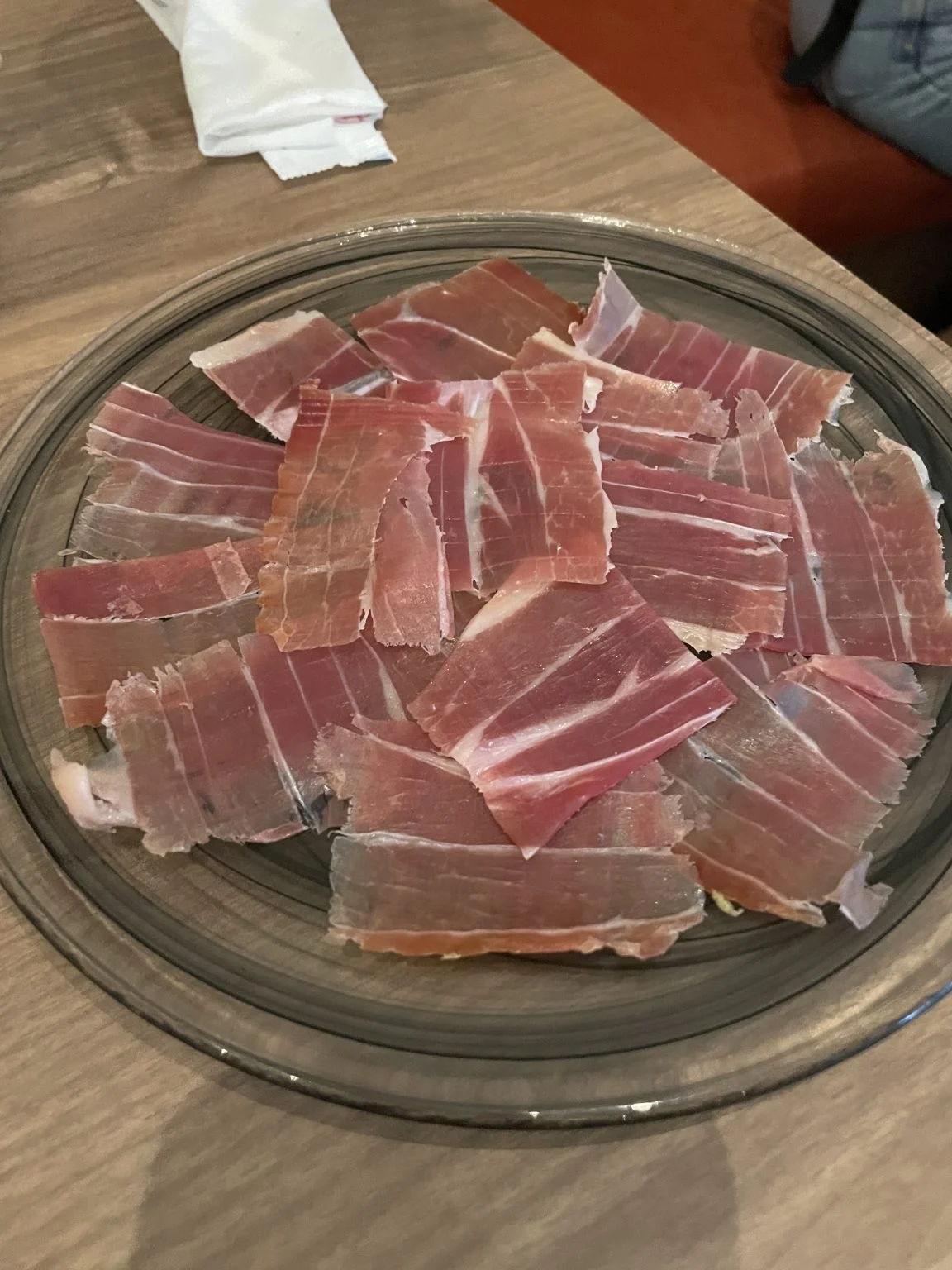 大皿に並べた生ハムの薄切り