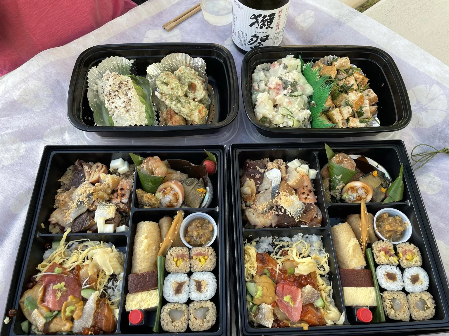 テイクアウトの寿司弁当と日本酒