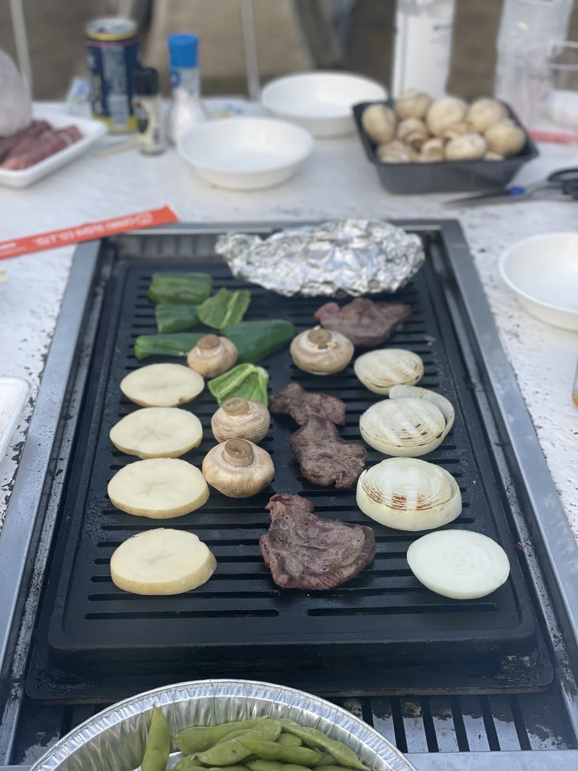 鉄板で焼くステーキとマッシュルームと玉ねぎ