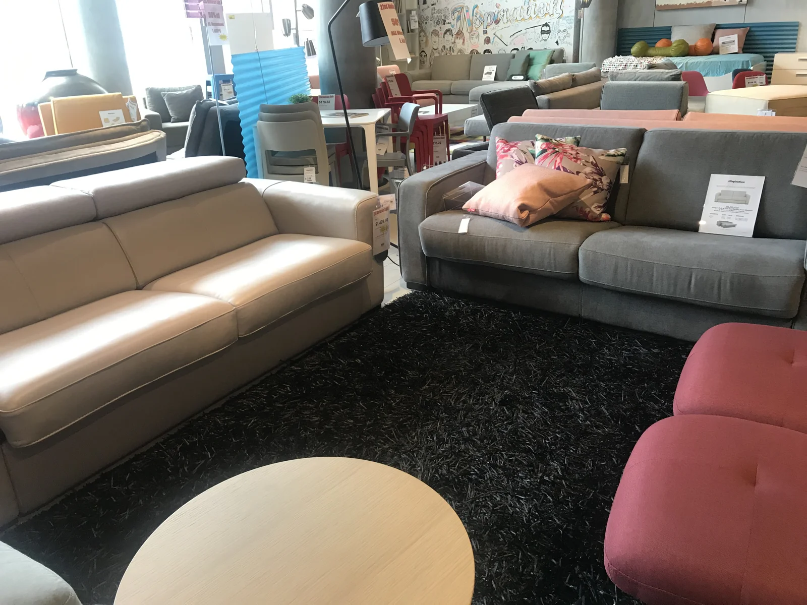 家具店に並ぶソファとラグ