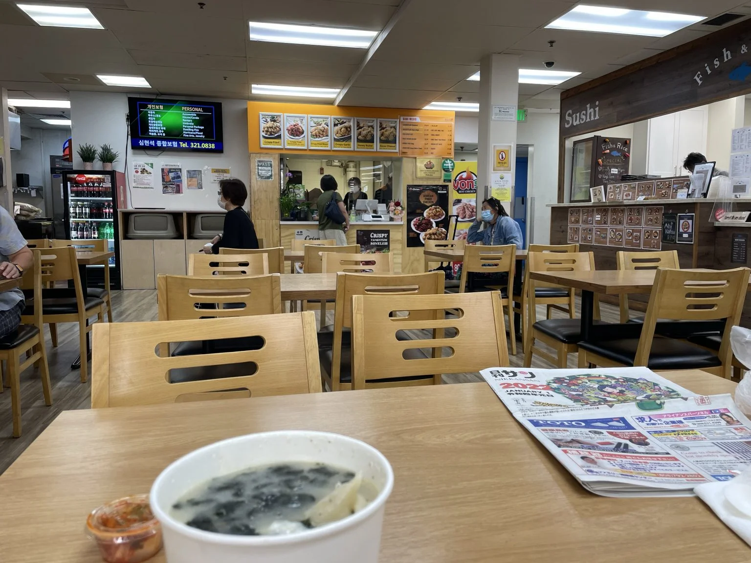 韓国料理店の店内とテーブルの上のスープ