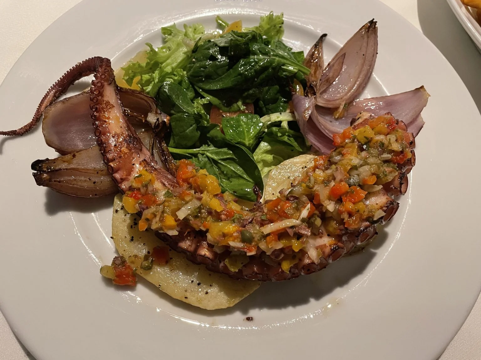 野菜ソースをかけたタコのグリルとサラダ