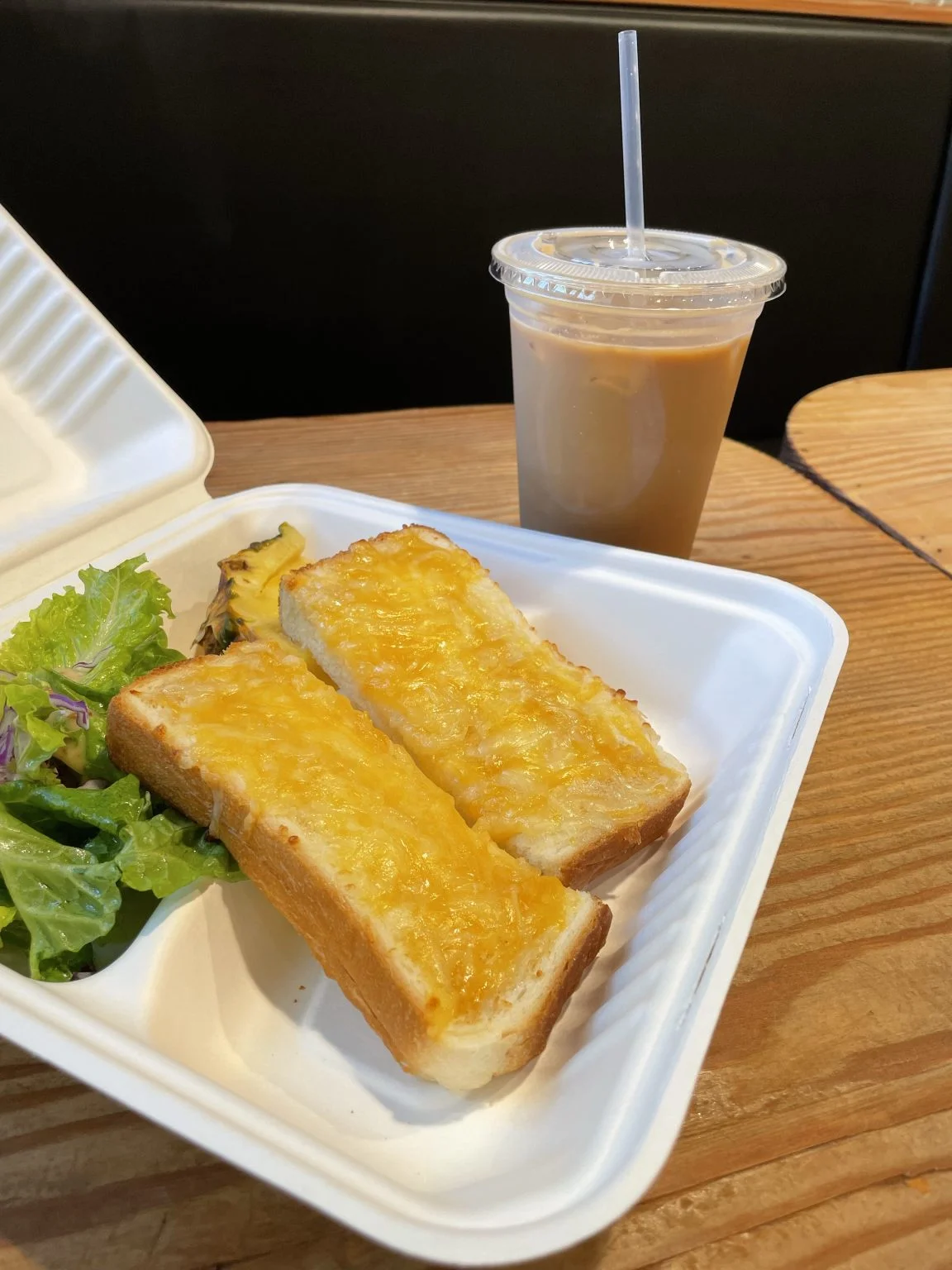 チーズトーストとサラダ、アイスラテ