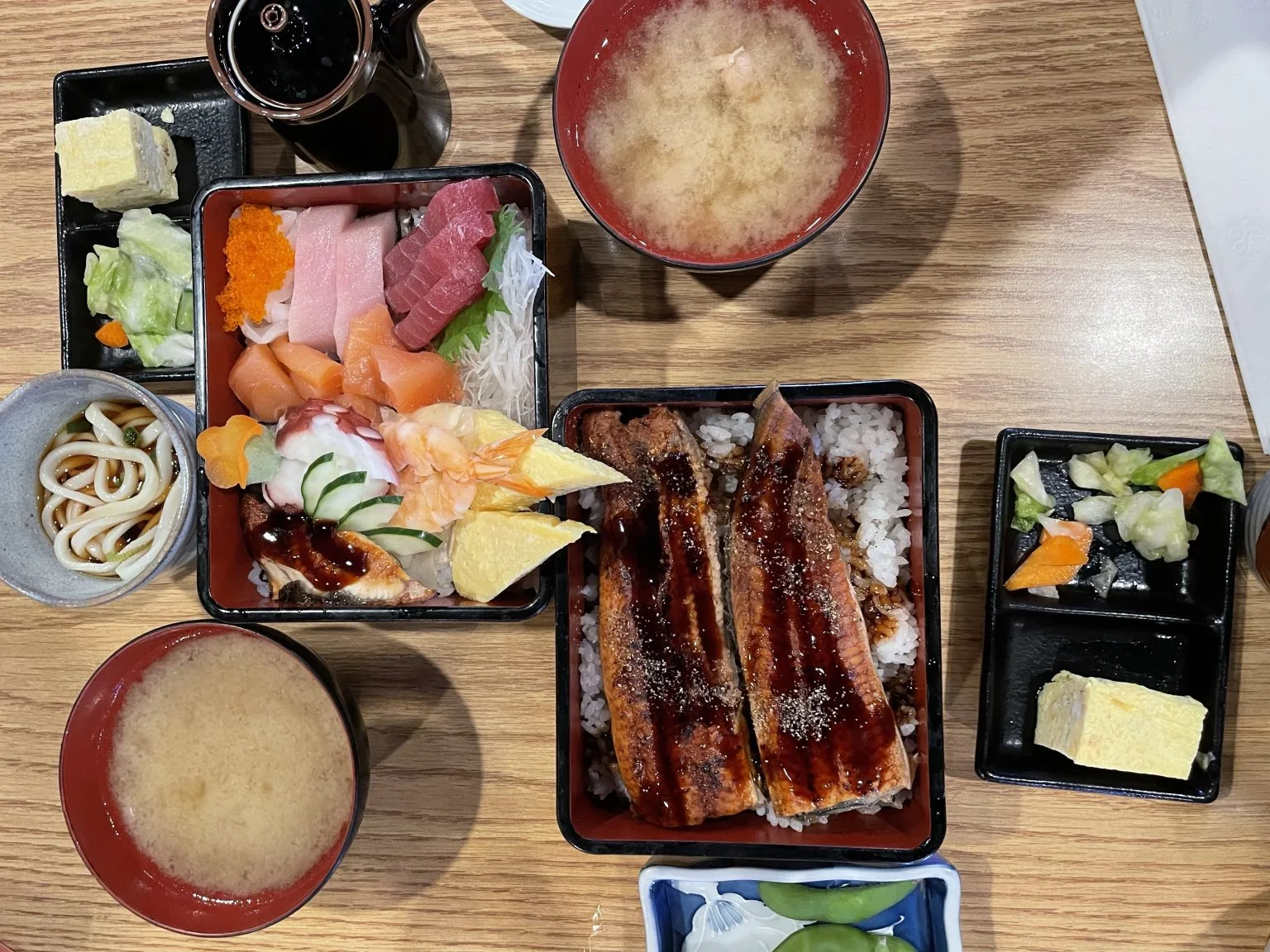 うな重と海鮮丼、味噌汁のランチ
