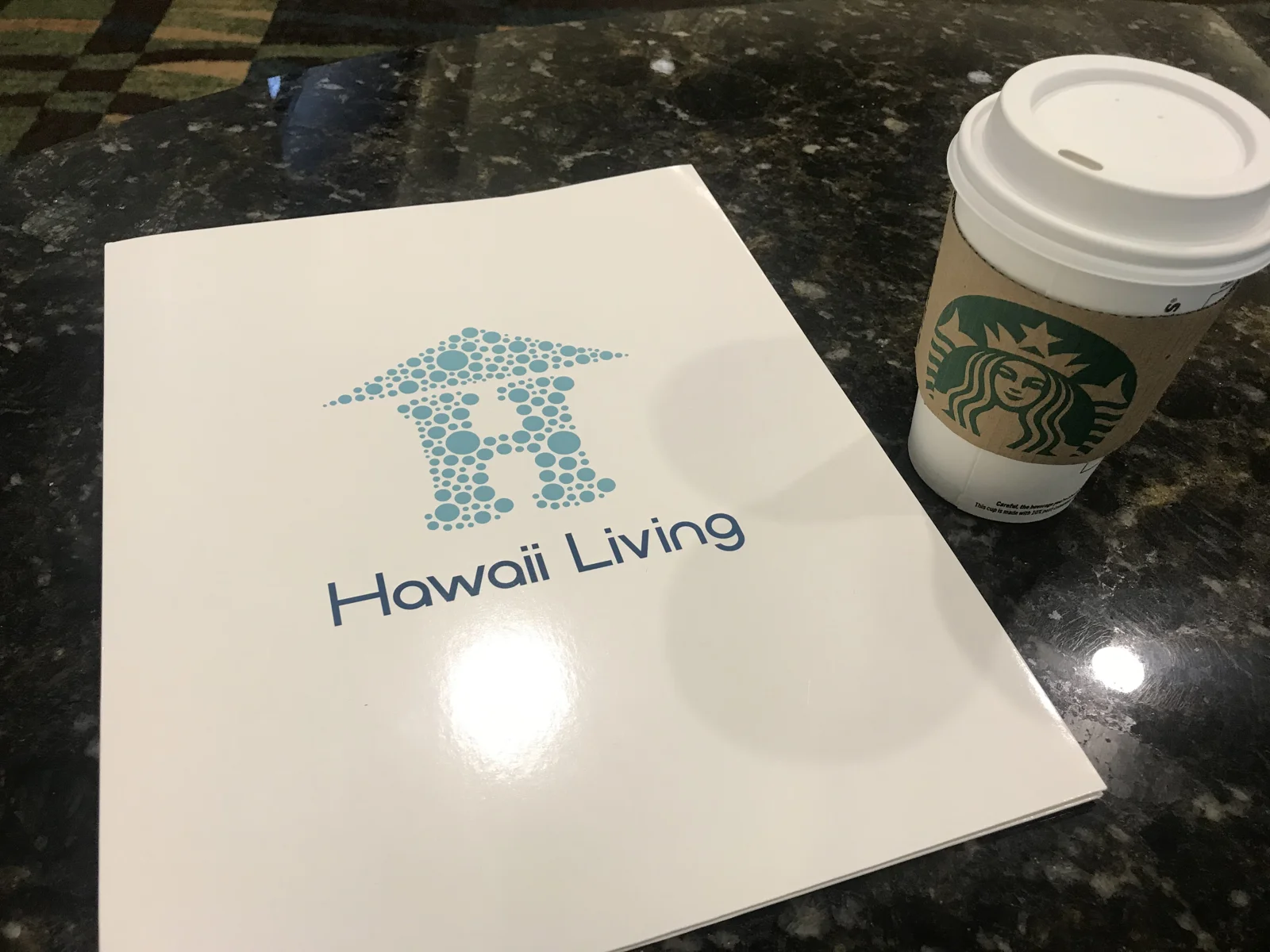 Hawaii Livingの資料とスターバックスのコーヒー