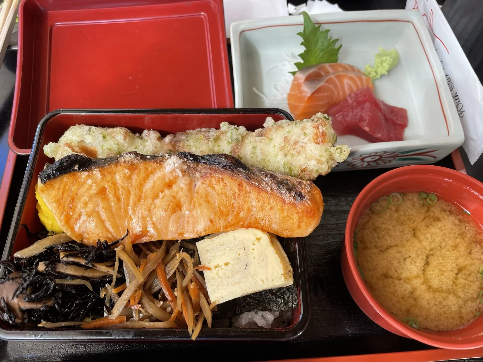 サクラ・テラスのデラックス幕の内弁当