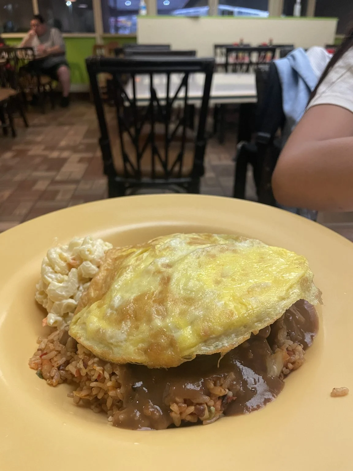 目玉焼きとグレイビーがかかったロコモコ風プレート