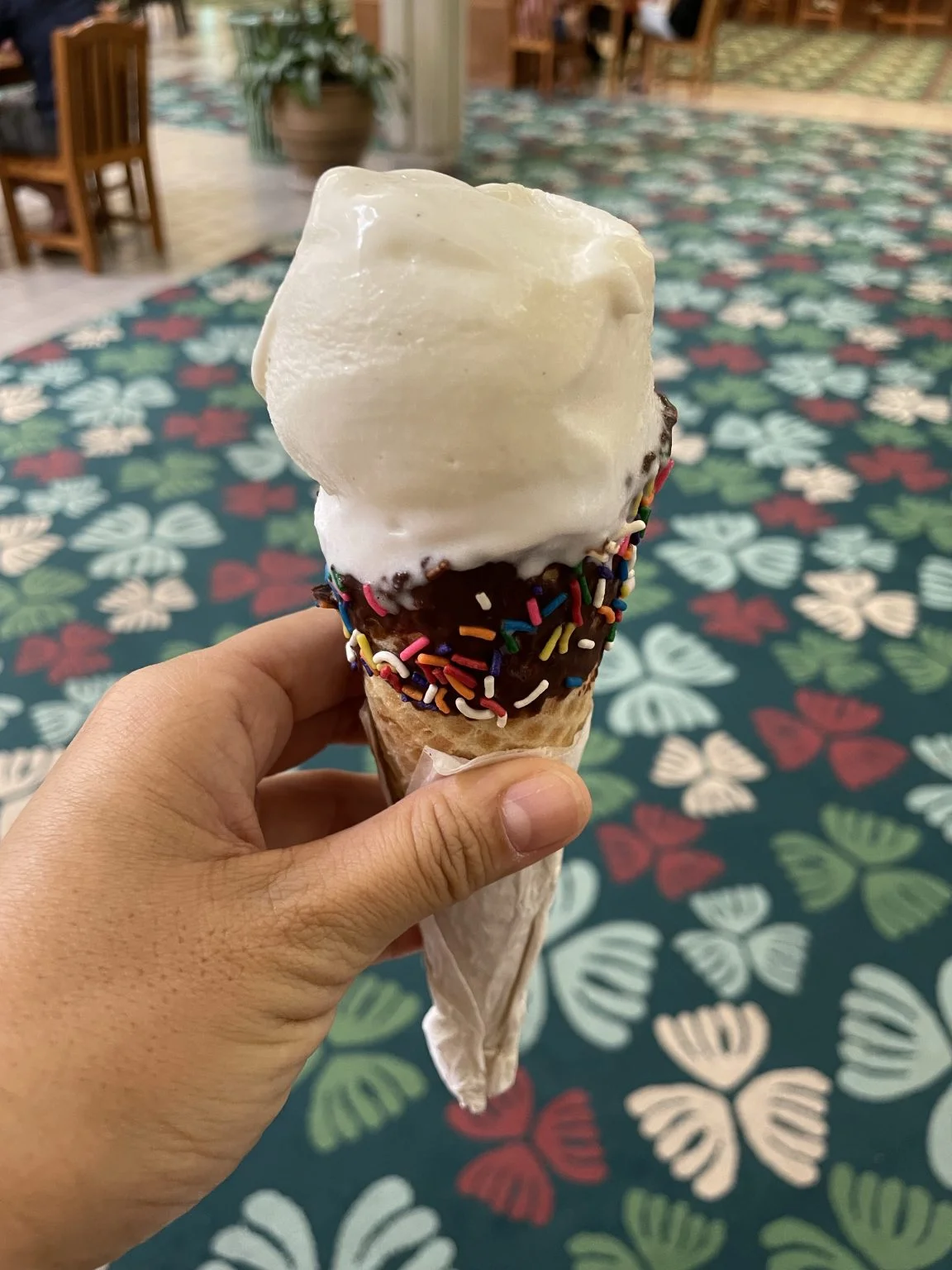 チョコとカラースプレーのソフトクリームコーン