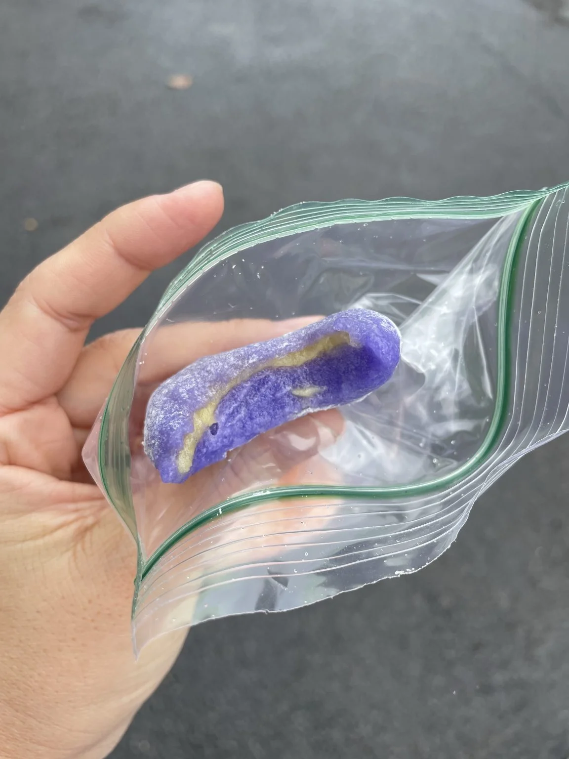 袋に入った紫色の餅