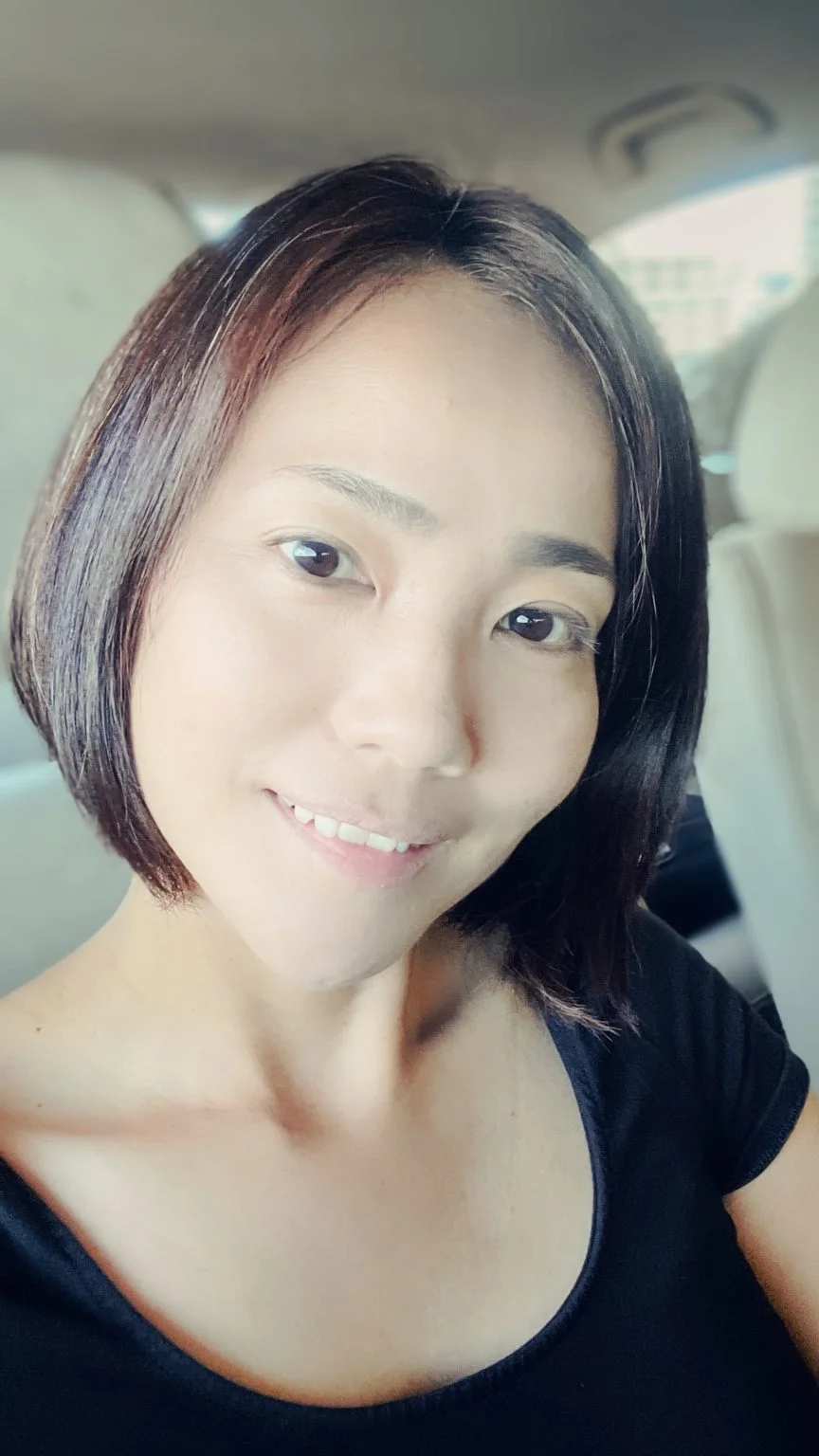 車内で撮った笑顔の女性のセルフィー