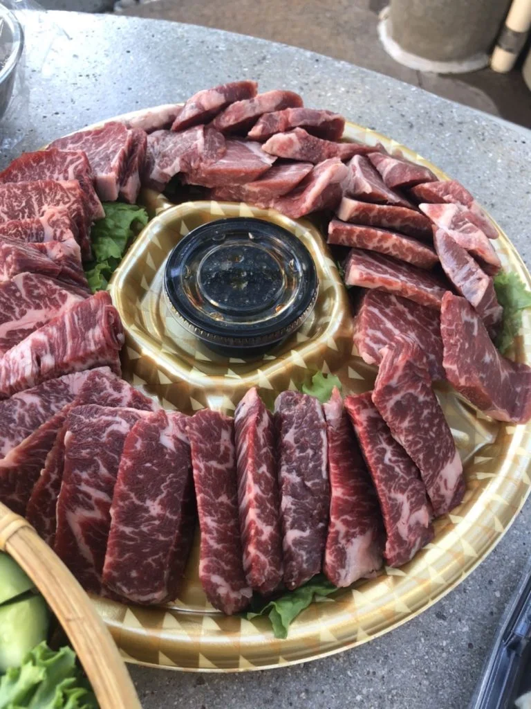 焼肉屋さんの霜降り牛肉の盛り合わせ