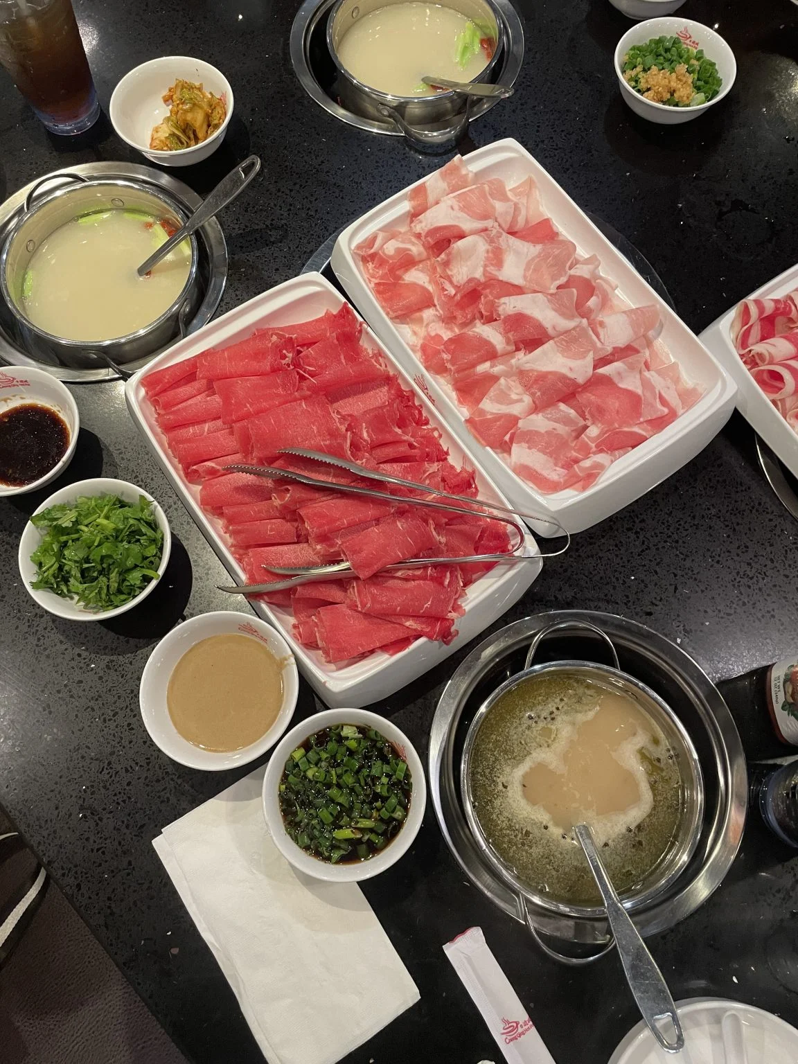火鍋のスープと薄切り肉の盛り合わせ