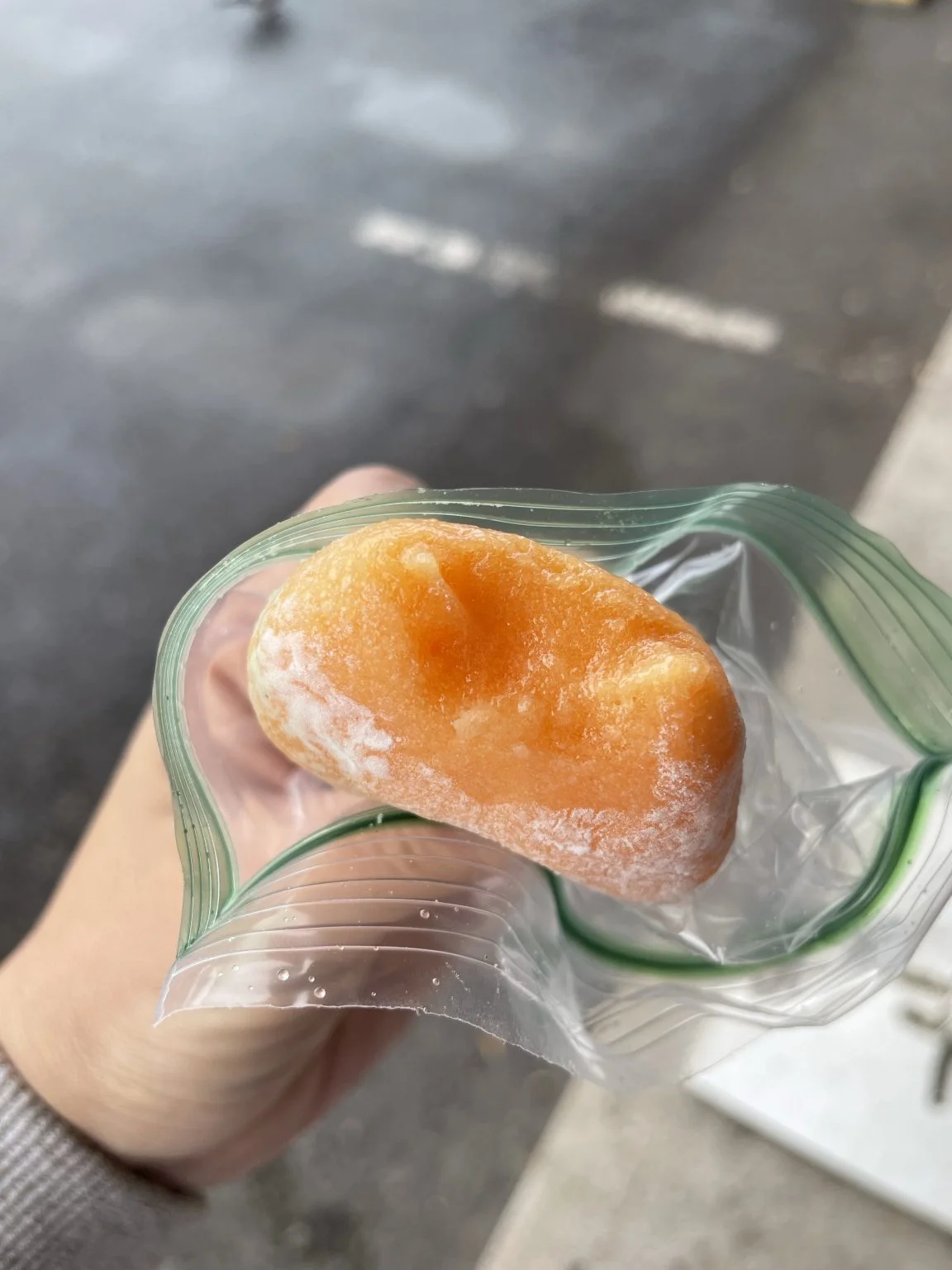 袋に入ったオレンジ色のココナッツ餅