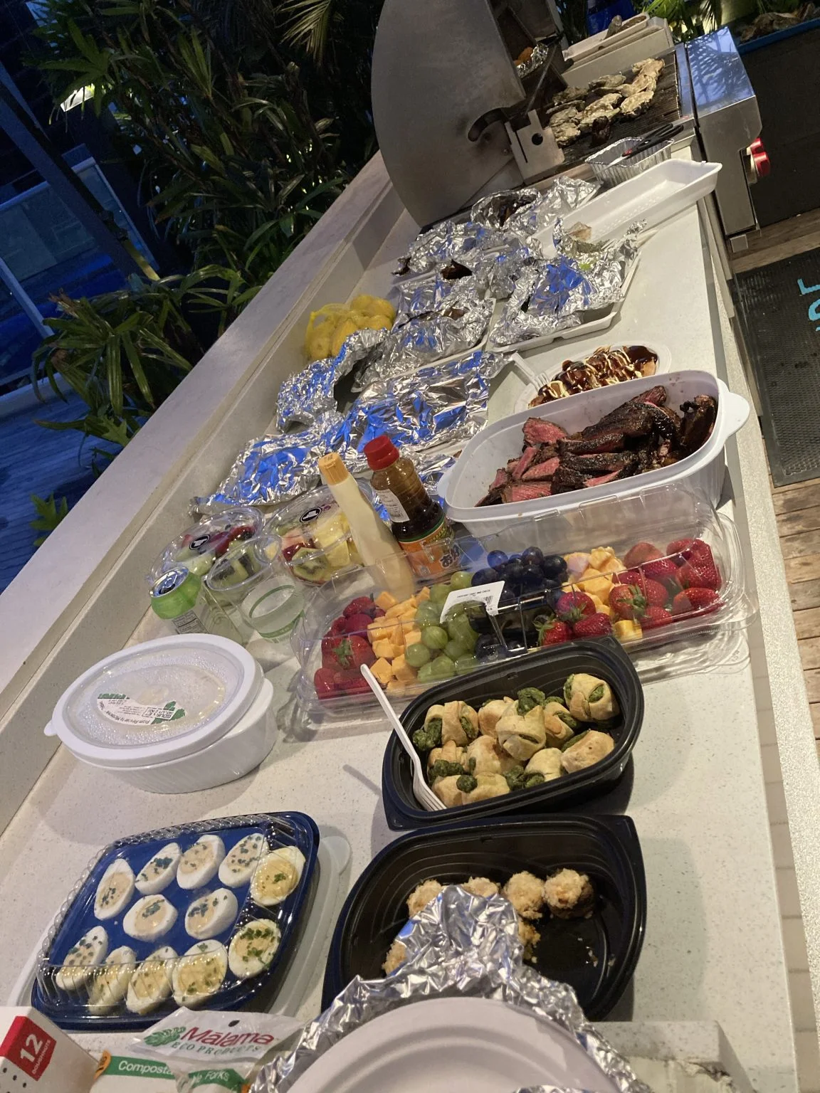 テーブルに並ぶイースターパーティーの料理