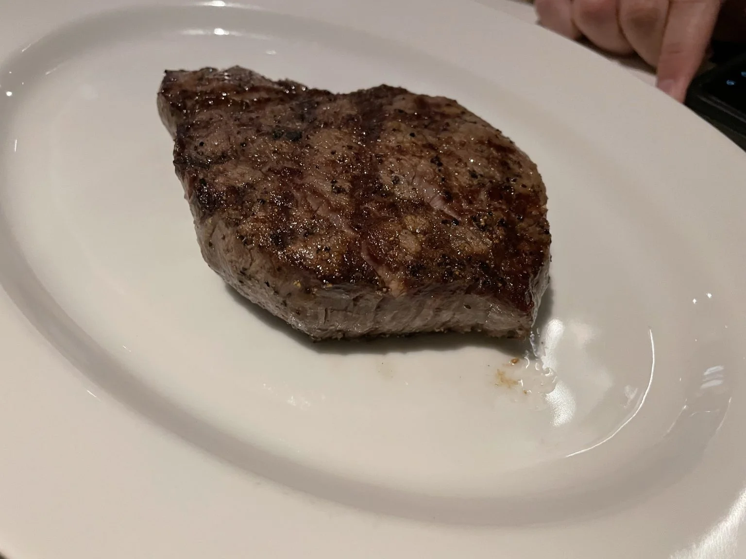 白い皿にのったグリルステーキ