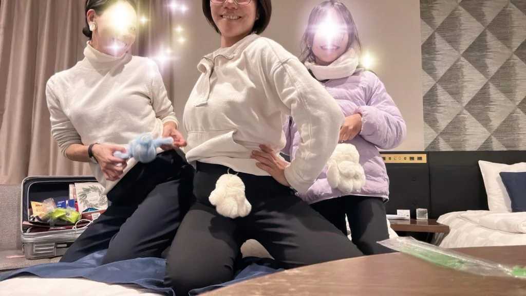 ホテルの部屋でぬいぐるみを持ってはしゃぐ子どもたち