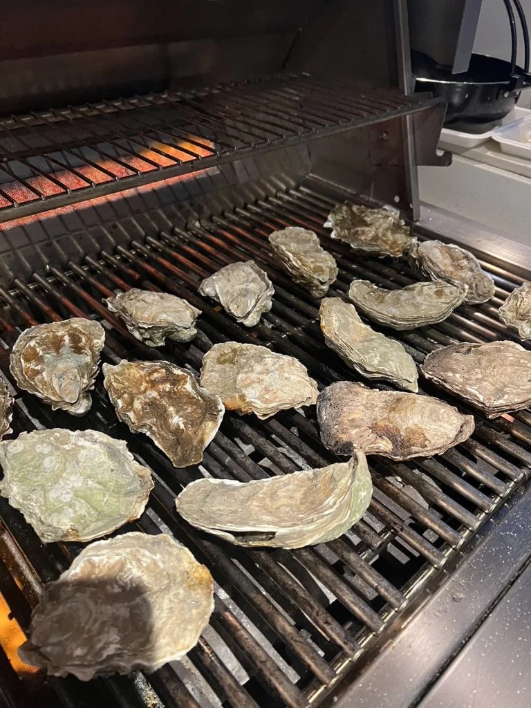 BBQグリルに並べた殻付きの牡蠣