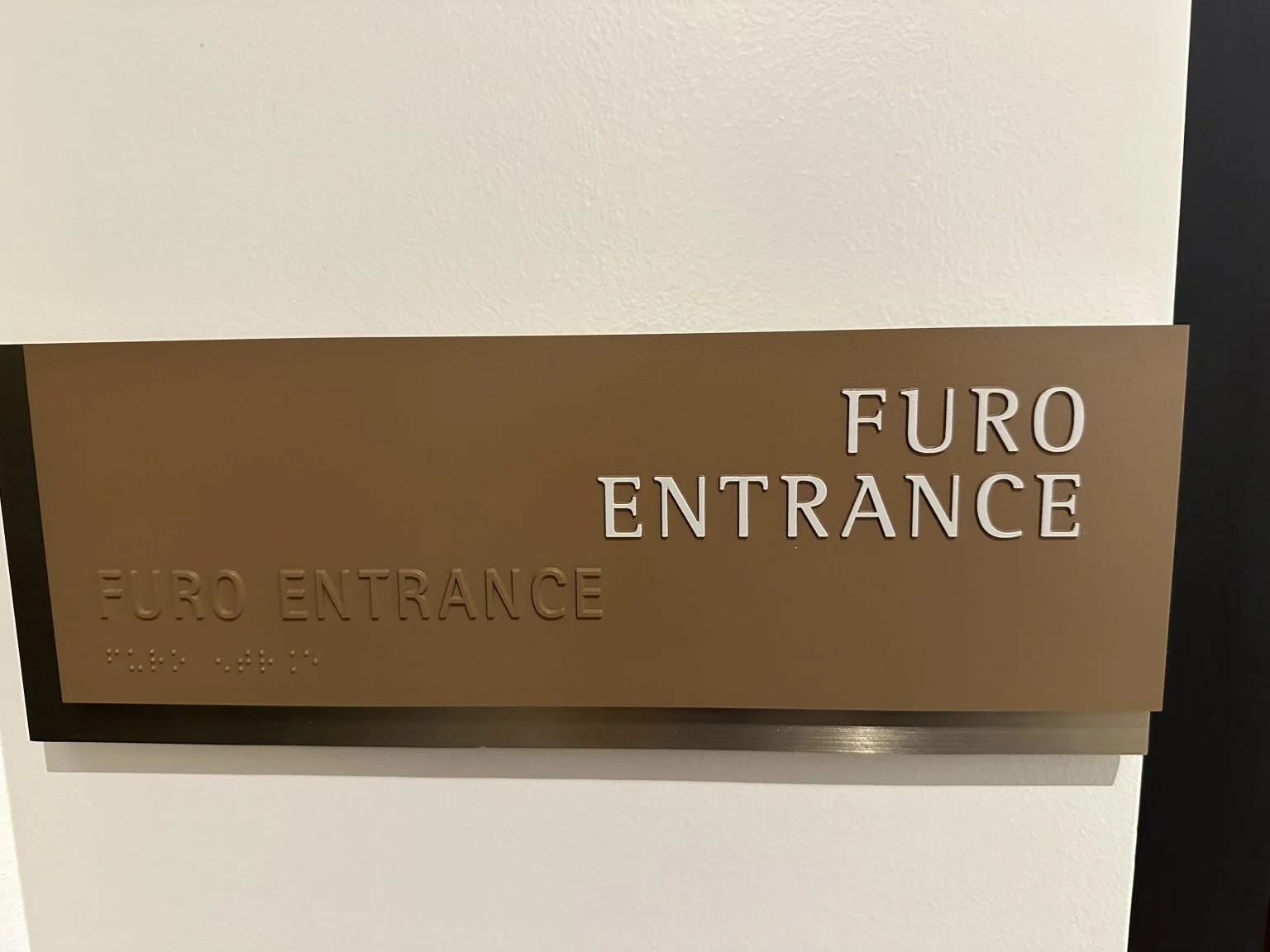 「FURO ENTRANCE」と書かれた茶色の案内サイン