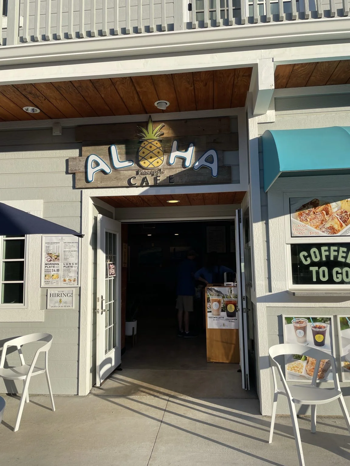 パイナップルの看板が目印のアロハカフェの店構え