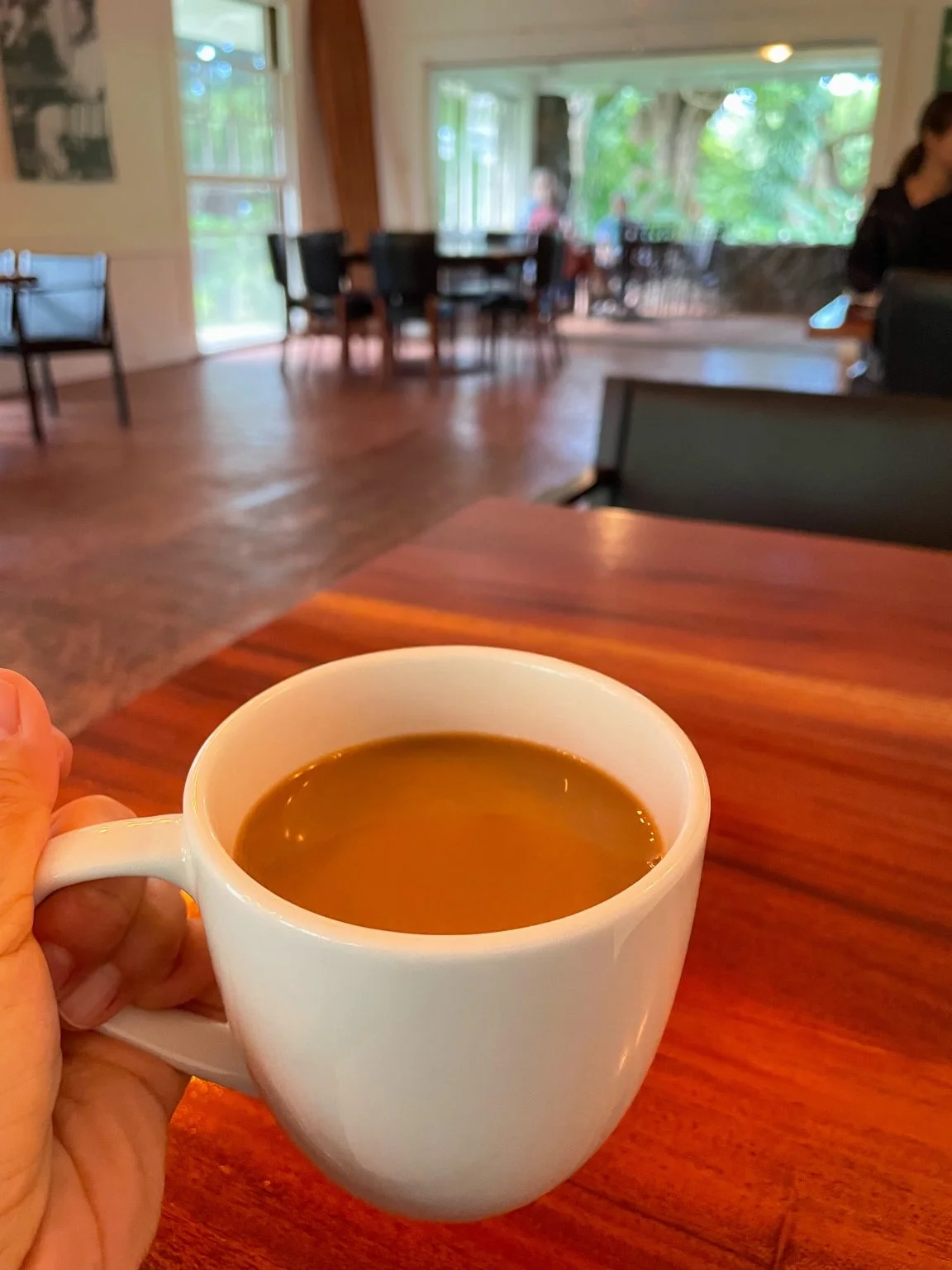 木のテーブルに置いたコーヒーカップ