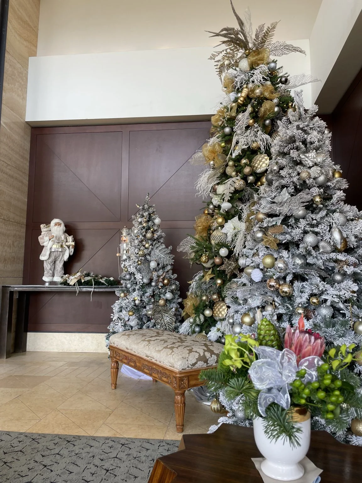 ロビーに飾られた白いクリスマスツリー