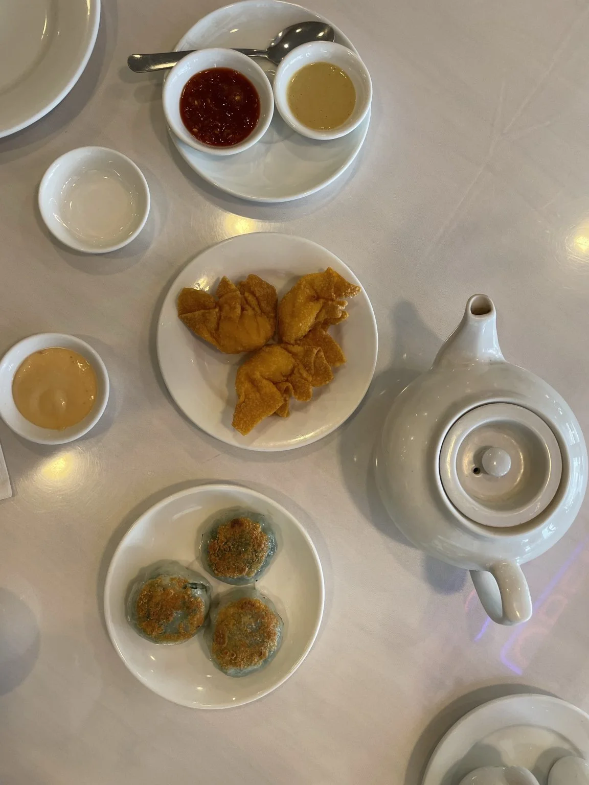 揚げワンタンや焼き餃子の飲茶とティーポット
