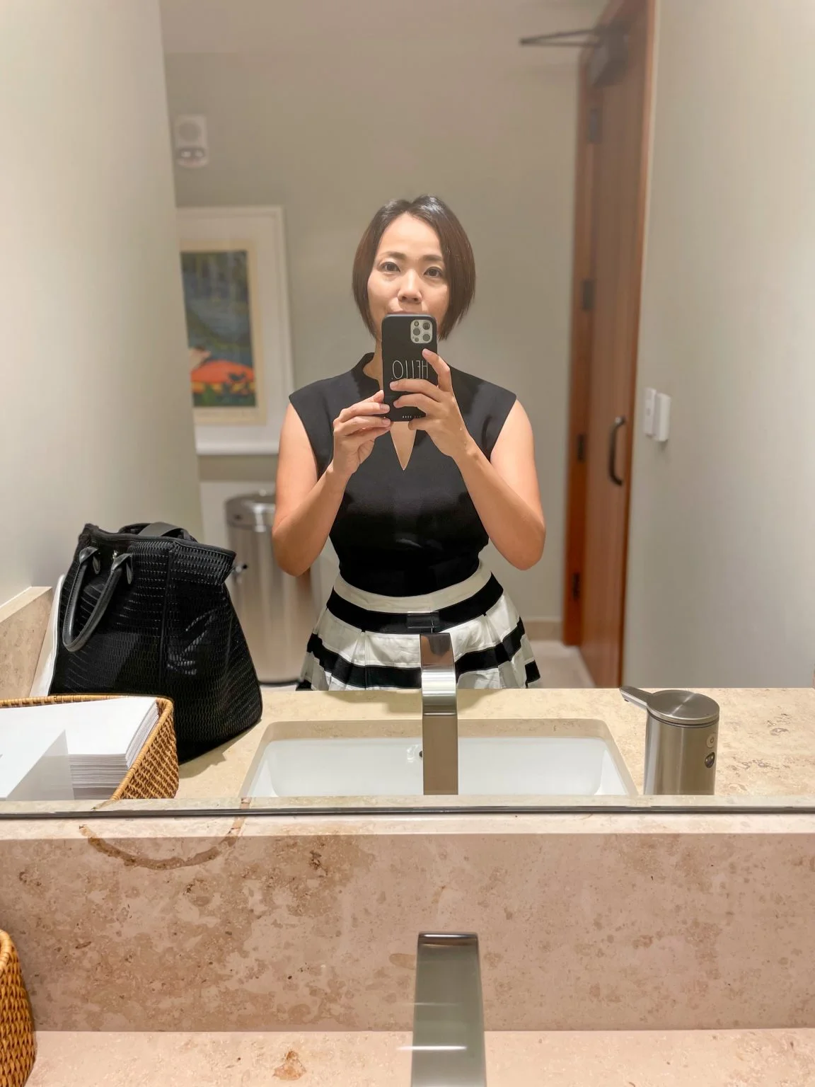 パークレーンのお手洗いの鏡に映る女性