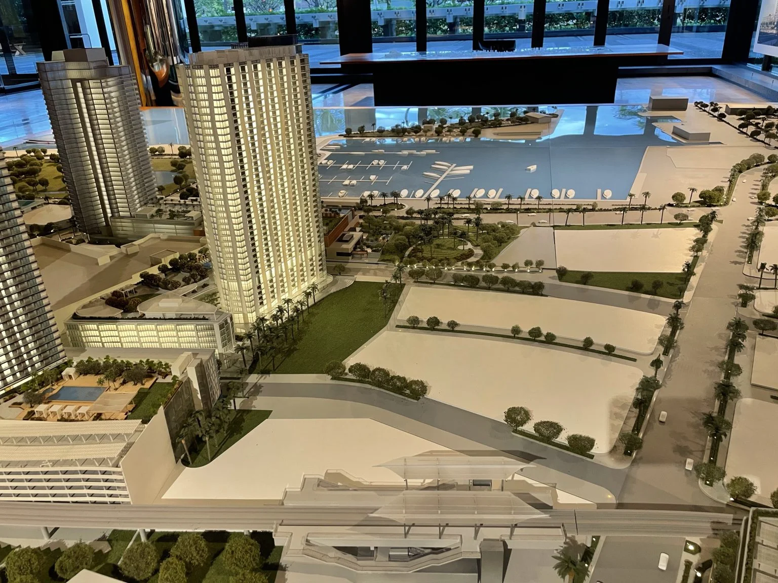 モデルルームの高層コンドと周辺の建築模型