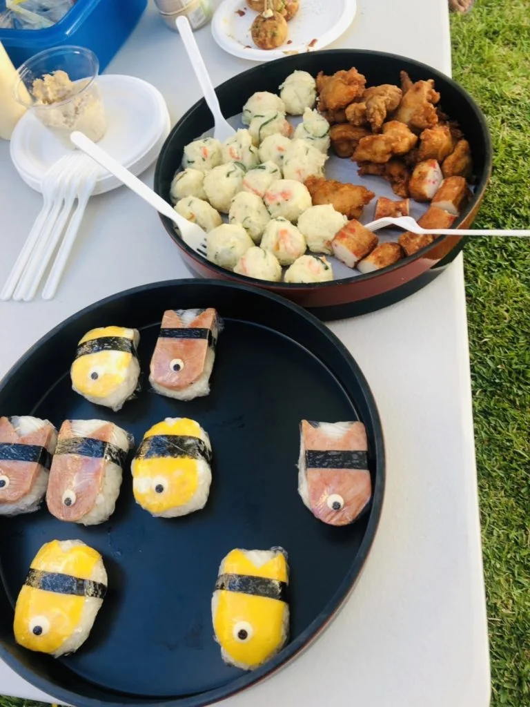 キャラクター風スパムむすびと唐揚げ
