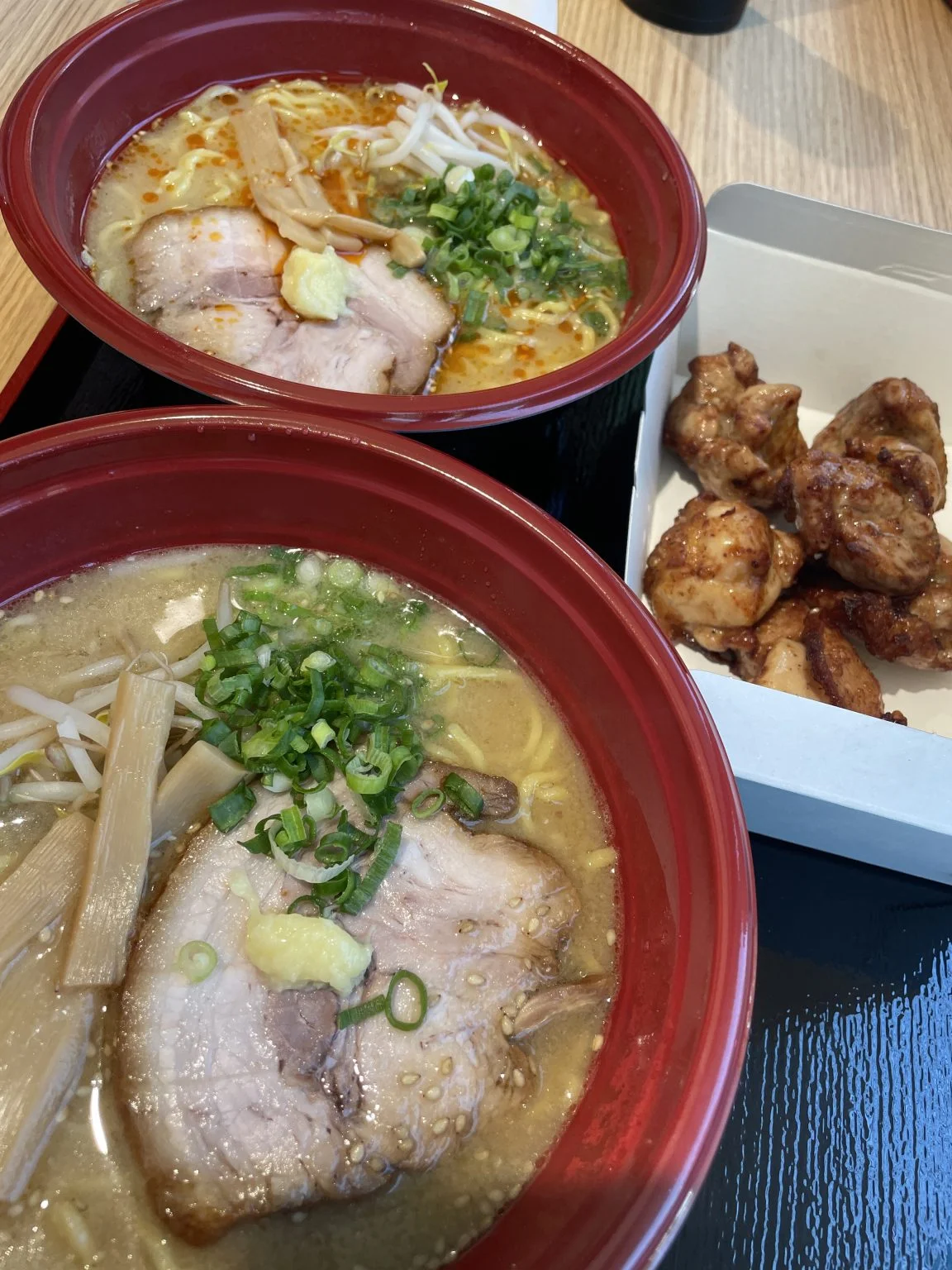 チャーシューと青ねぎの乗ったラーメン2杯と唐揚げ