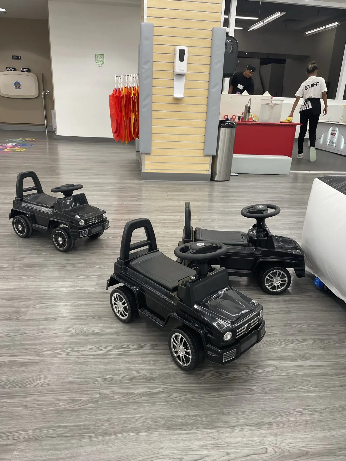 キッズ施設の床に並ぶ子ども用の乗用カー