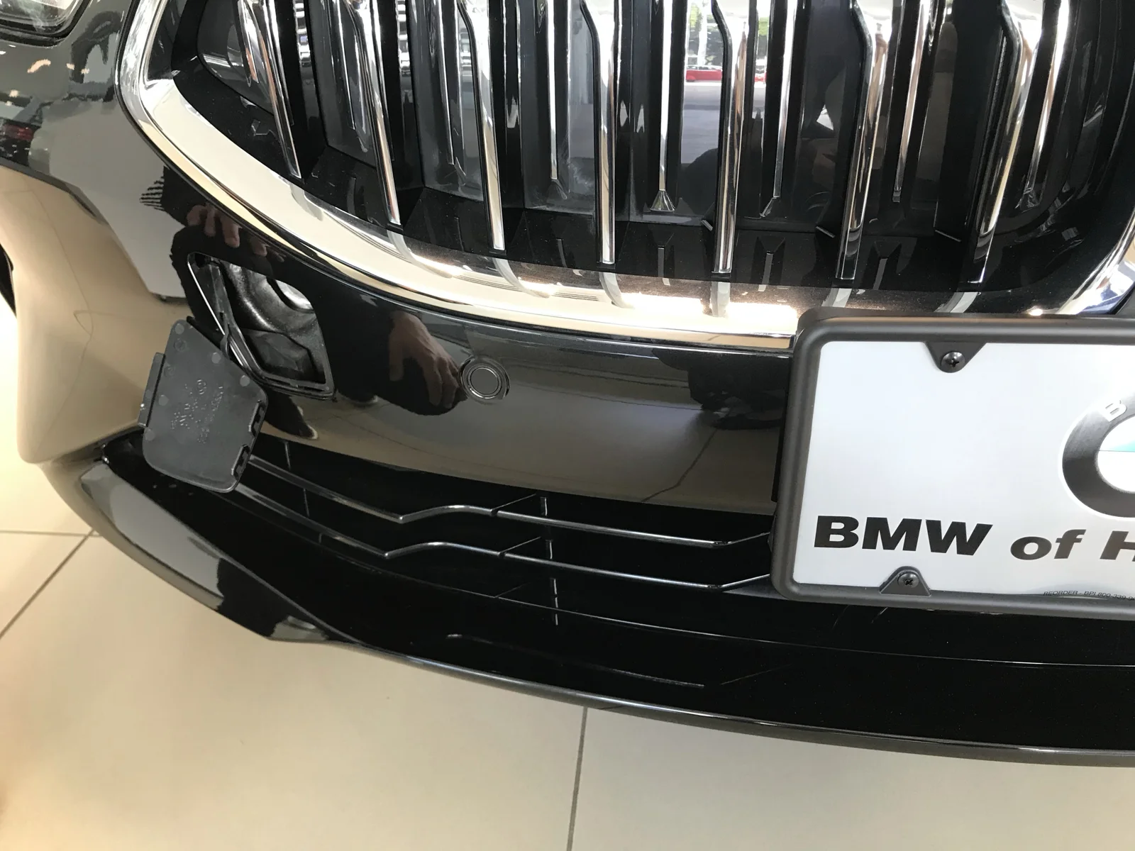 BMWの車のフロントグリルとナンバープレート