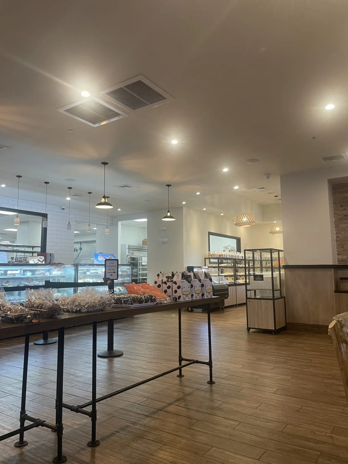 パンが並ぶベーカリーカフェの店内