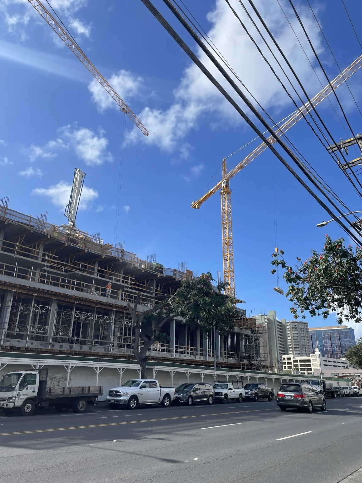 クレーンが立つパークケアモクの建設現場