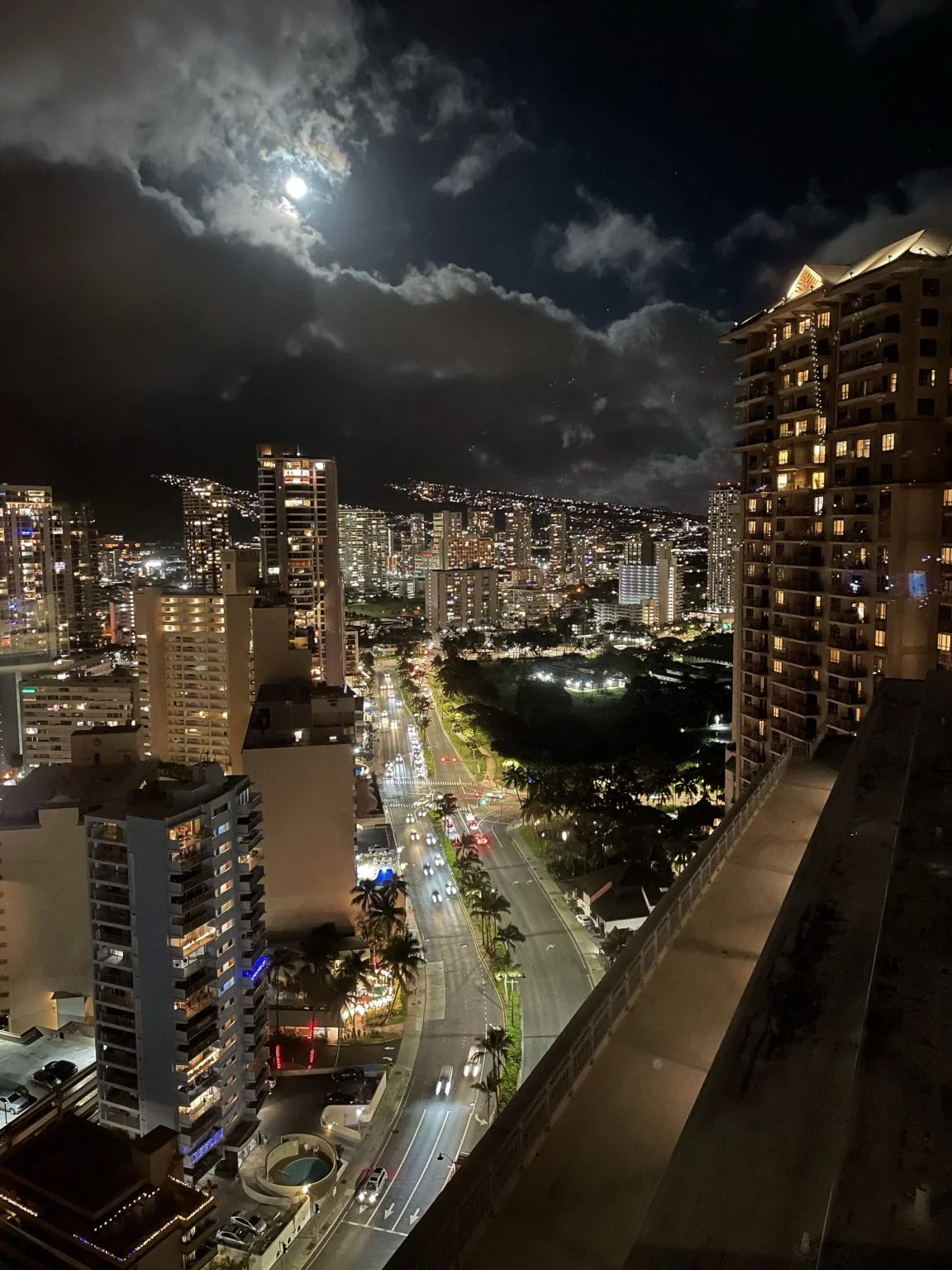 高層階から見るワイキキの夜景と月