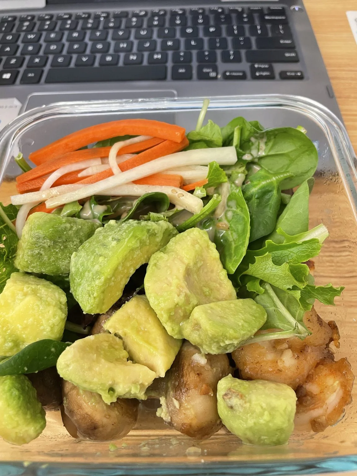 アボカドと野菜、海老を詰めたサラダ弁当