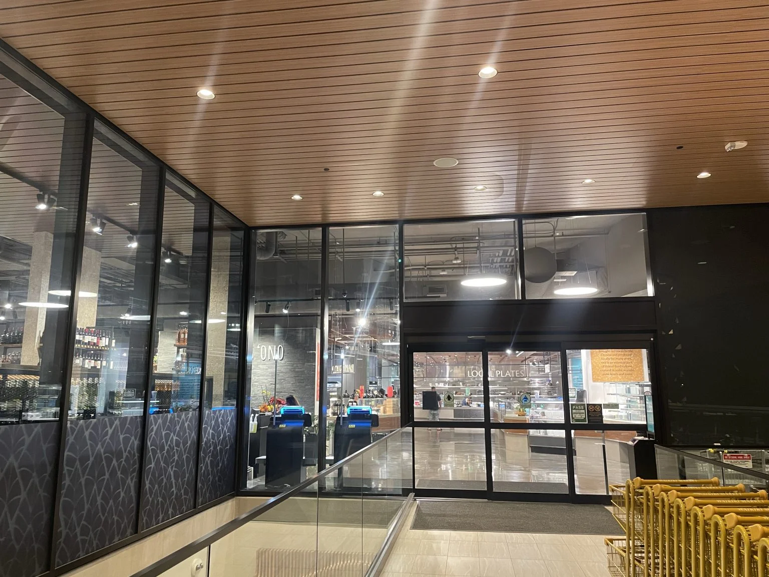 Waikiki Marketの入口とガラス張りの店内