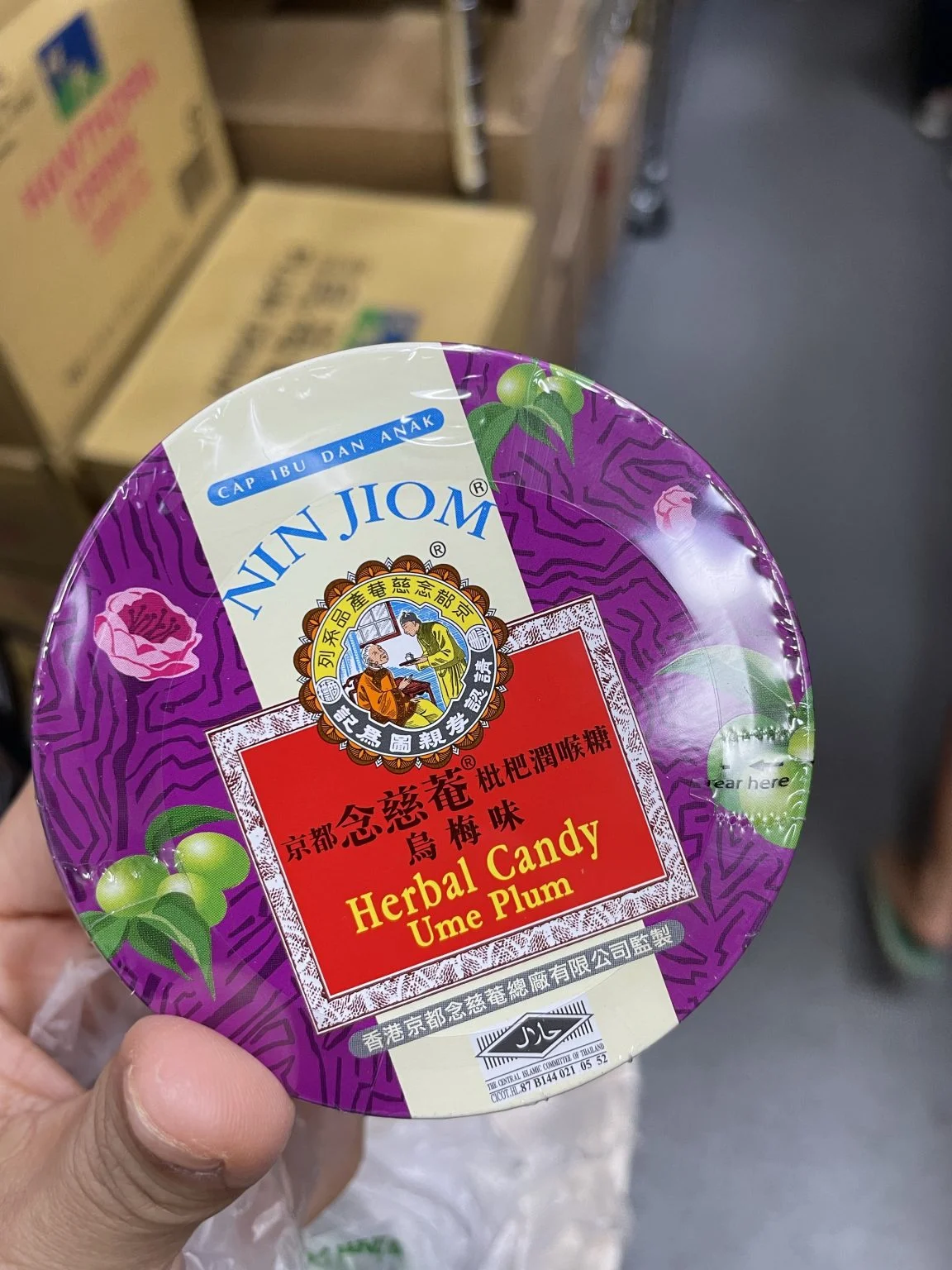 手に持った枇杷のど飴の缶