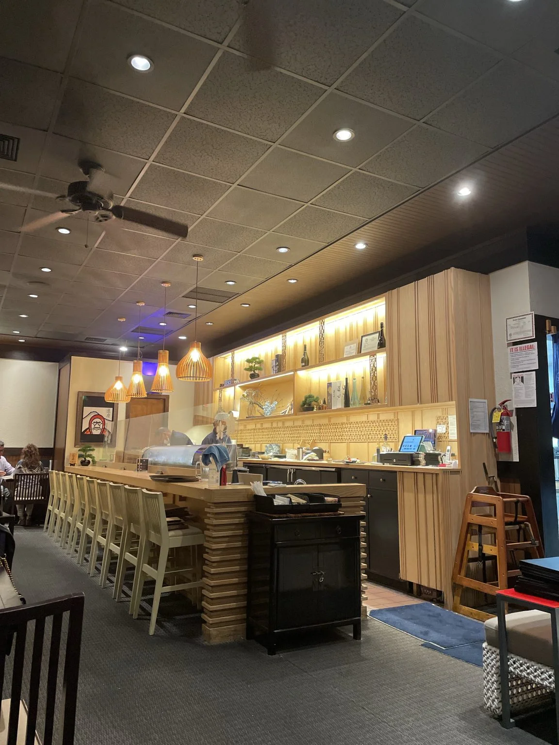 木目調のカウンター席がある日本食レストランの店内