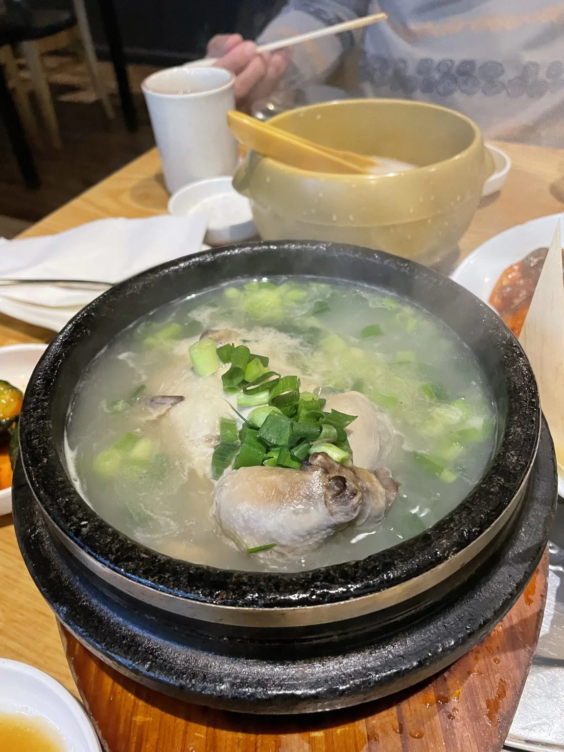 石鍋で煮込んだ参鶏湯