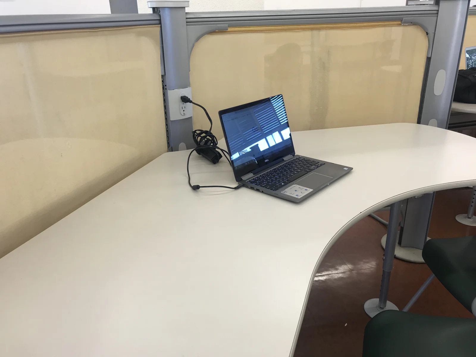 ハワイ大学図書館の自習デスクとノートパソコン