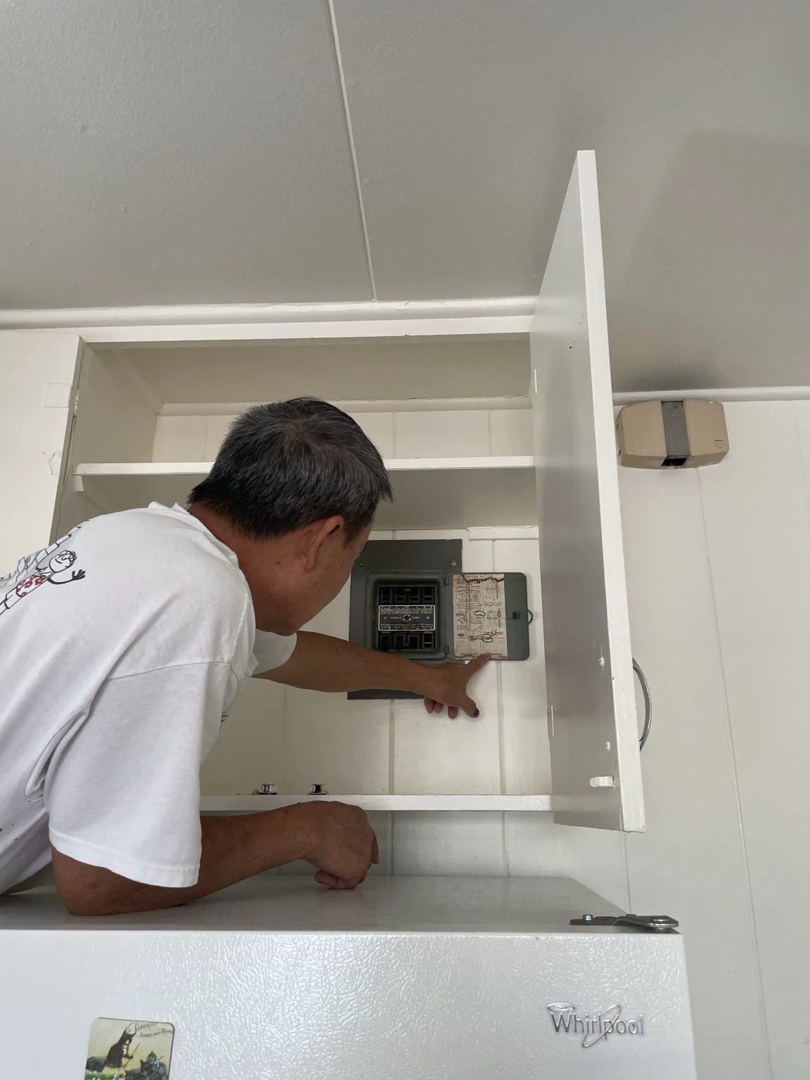 分電盤を点検する男性