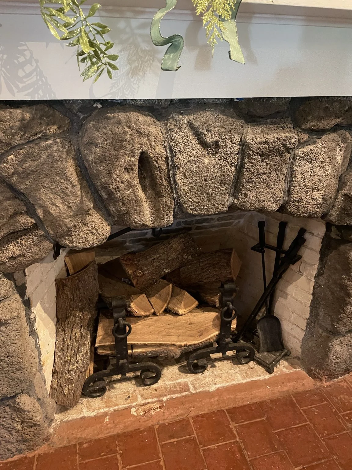 薪が置かれた石造りの暖炉