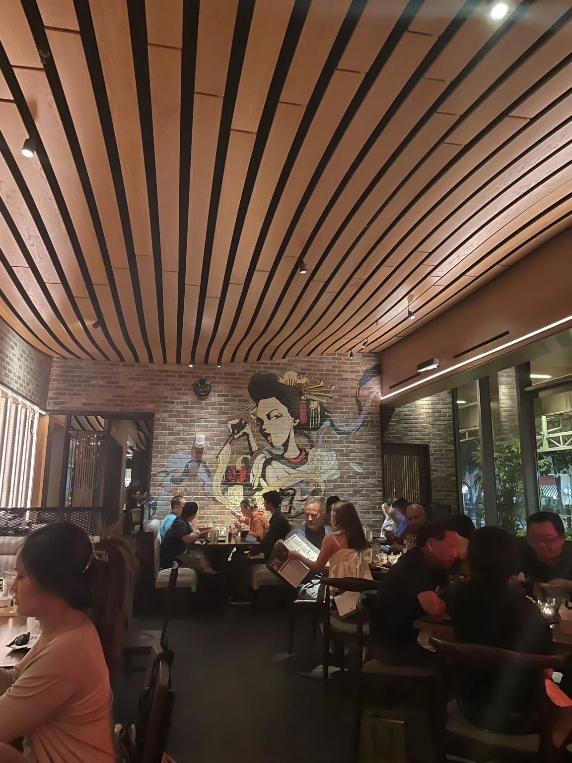 壁画が描かれたラーメン店の賑わう店内