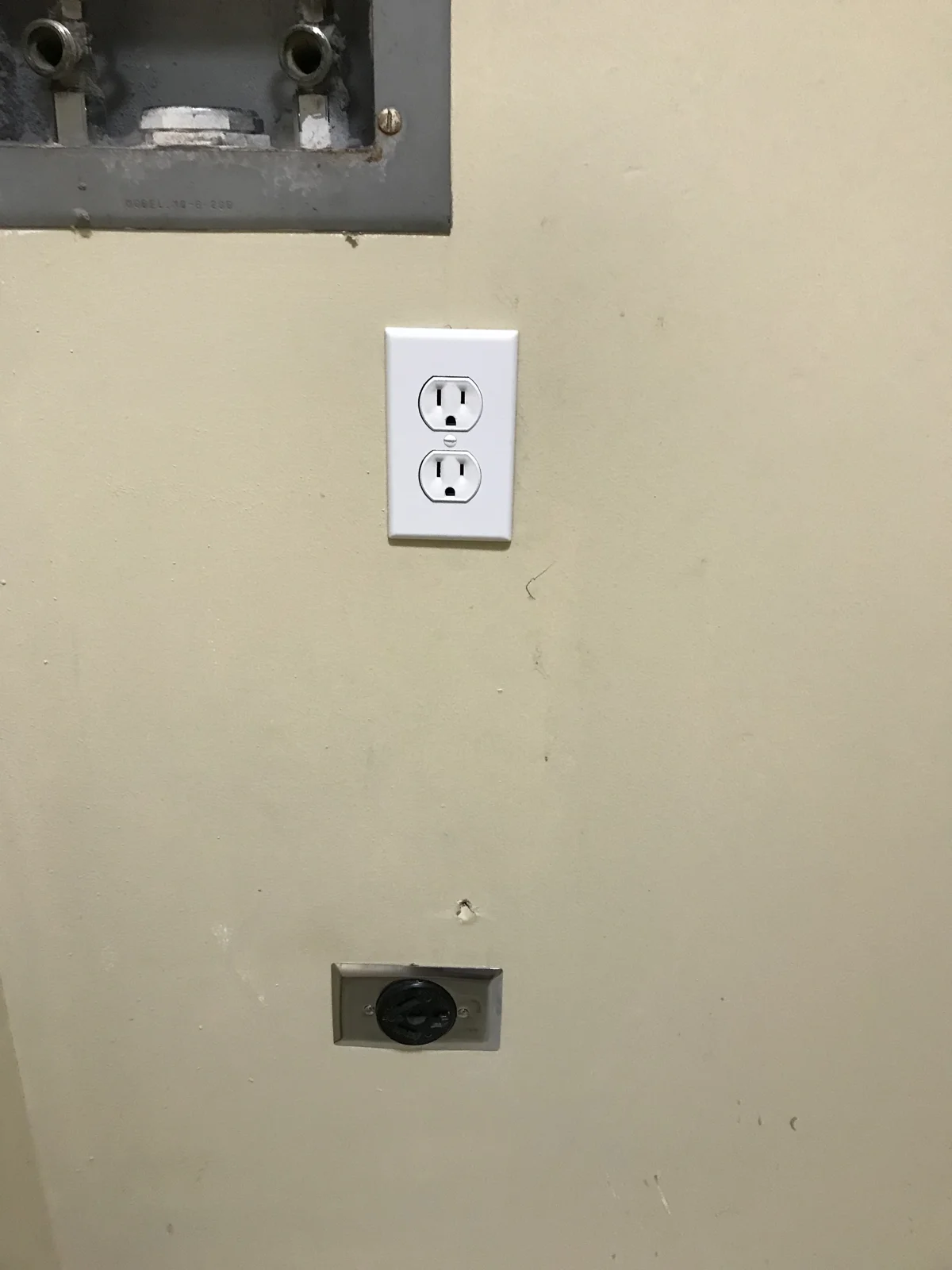 壁に新しく増設された電源コンセント