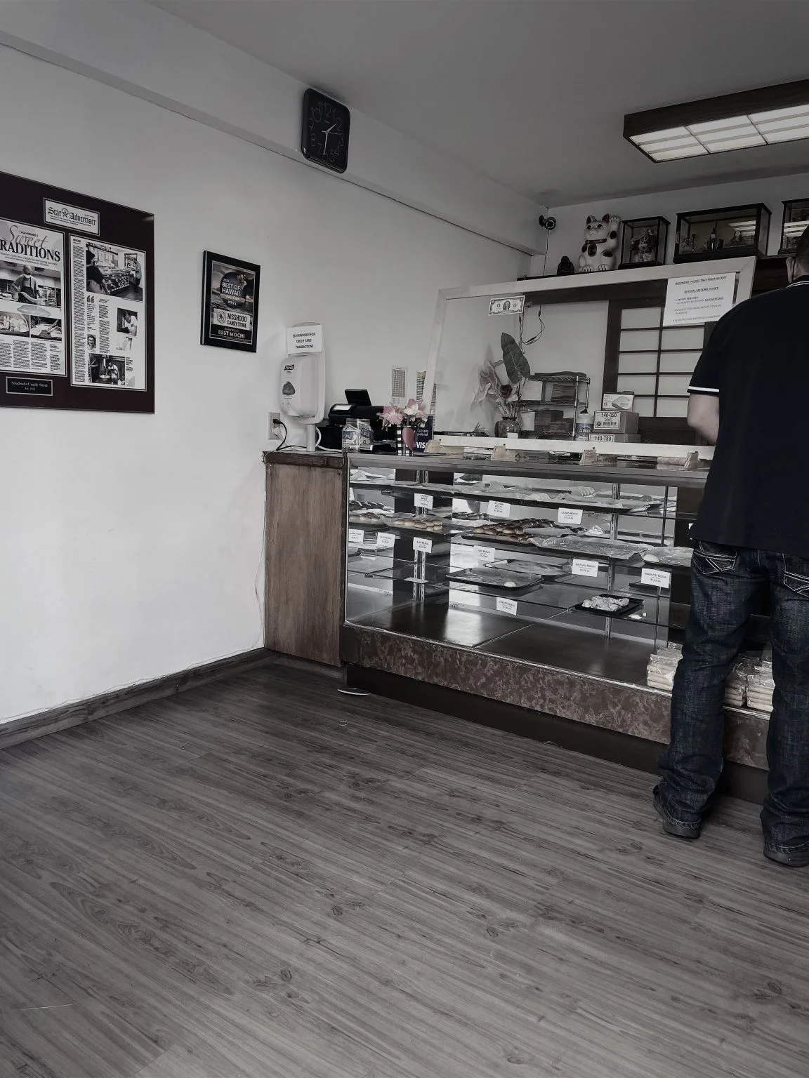 ショーケースのある餅屋の店内